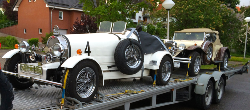 Pkw Transporte zwei klassischer Bugatties in Hamburg, Deutschland